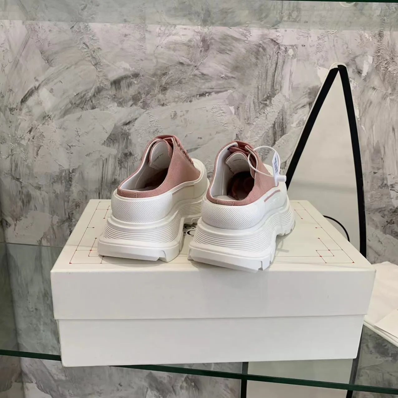 👟👟Ex-factory price 500👟👟 Mc Queen is in stock all year round [Rose] McQueen [Rose] dad shoes [Rose] ss early spring first release‼ ️‼ ️The latest Milan Fashion Week T-stage catwalk model, the unique and personalized design is very classy on the feet, and the round toe design allows the toes to be completely released. I spent a lot of money to buy multiple pairs of the originals and dismantled them and made replicas. Many celebrities such as Guli Nazha, Wu Lei, and Internet celebrity bloggers have endorsed Xiaohongshu’s popular products, and the products are sold out at the counters! Fabric: Imported pure cotton fabric Lining: Imported silk sheepskin Feet: Imported silk sheepskin Size: Women's 35-40. Packaging: original full set of packaging, outsole: increased by 5 cm, original outsole